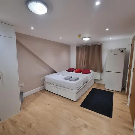 Studio Flat, Heathrow, Free Parking, Netflix